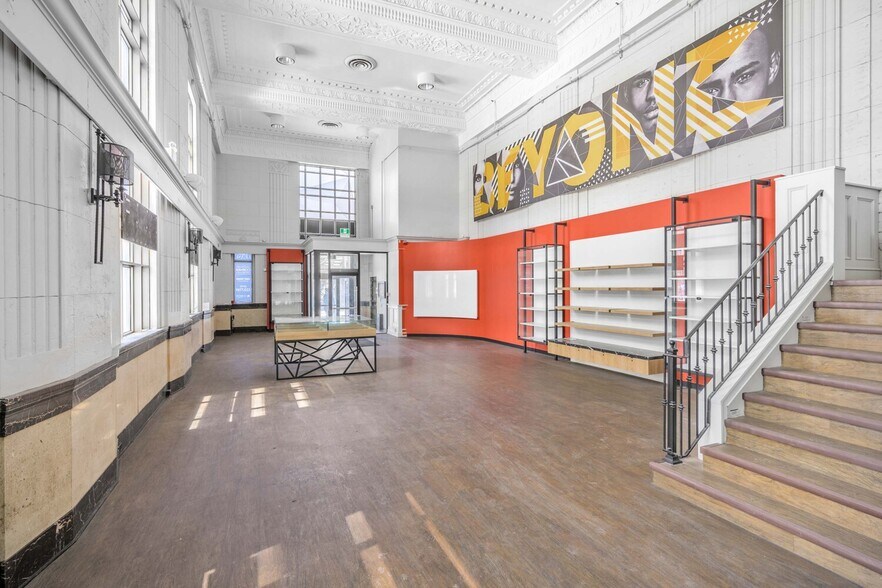 More Photos Of 378 Yonge St, Toronto Storefront Retail Office For Lease