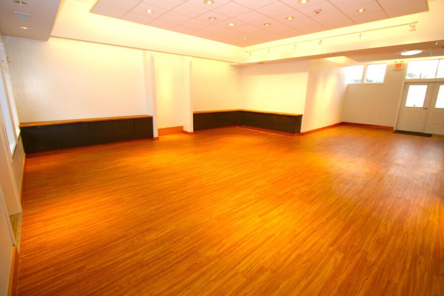 More Photos Of 245 Amity Rd, Woodbridge Storefront Retail Office For Lease