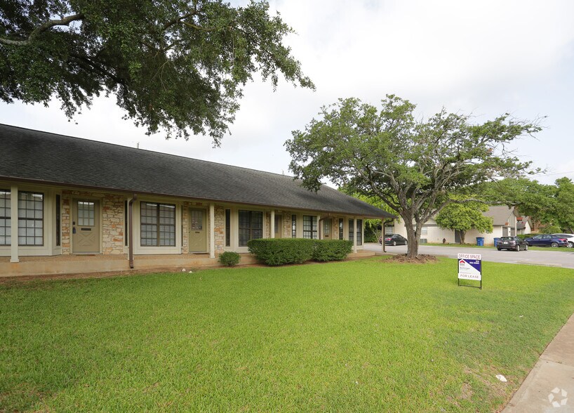More Photos Of 2015 Monarch Dr, Austin Medical For Sale