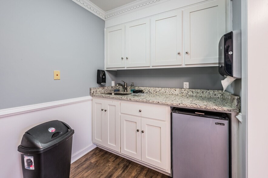 More Photos Of 1502 Westen St, Bowling Green Office For Sale