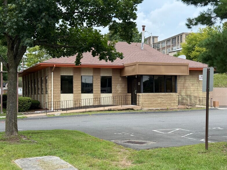 Primary Photo Of 182 N Main St, Bristol Fast Food For Sale