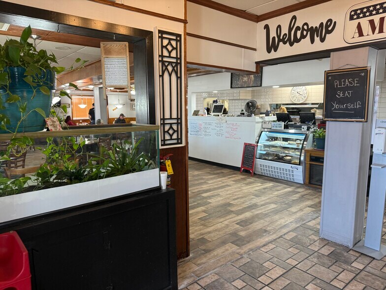 More Photos Of 704 Janette Dr, Vandalia Restaurant For Lease