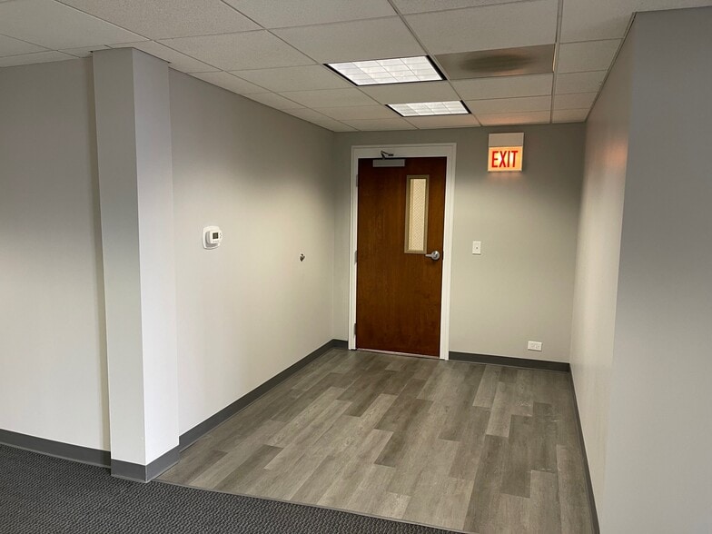 More Photos Of 110 S Hager Ave, Barrington Office For Lease