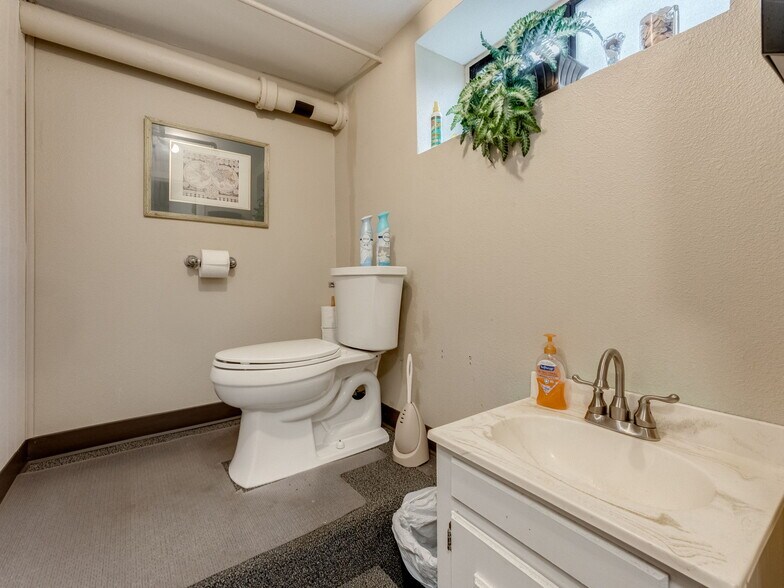 More Photos Of 737 NW Adams St, Mcminnville Office For Sale