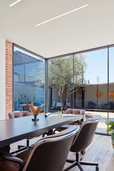 More Photos Of 1627 Dragon St, Dallas Office For Sale