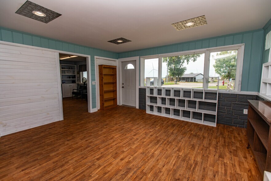 More Photos Of 308 Dale Dr, Montfort General Retail For Sale