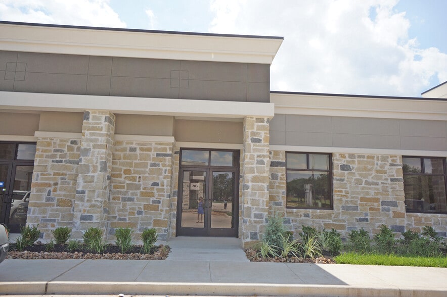 More Photos Of 633 E Fernhurst Dr, Katy Medical For Sale