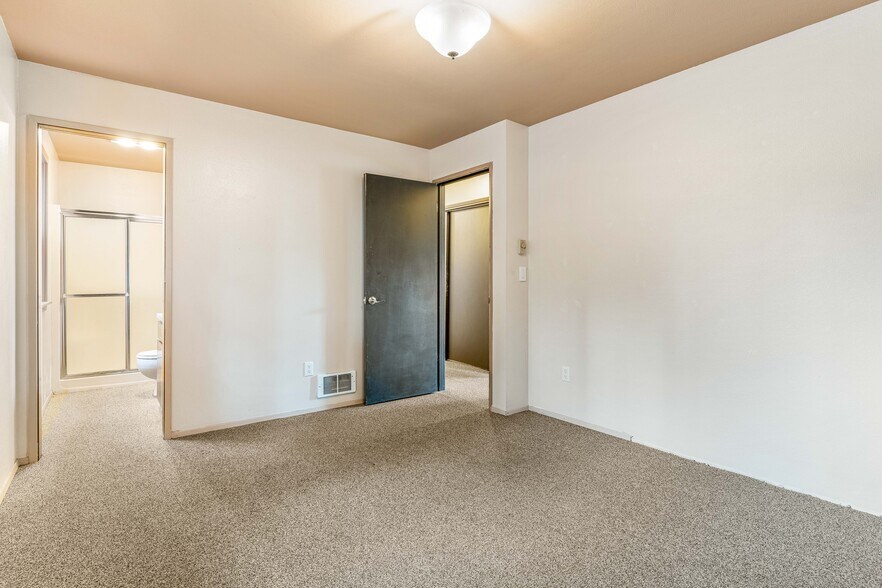 More Photos Of 712 Avenue D, Snohomish Storefront Retail Office For Sale