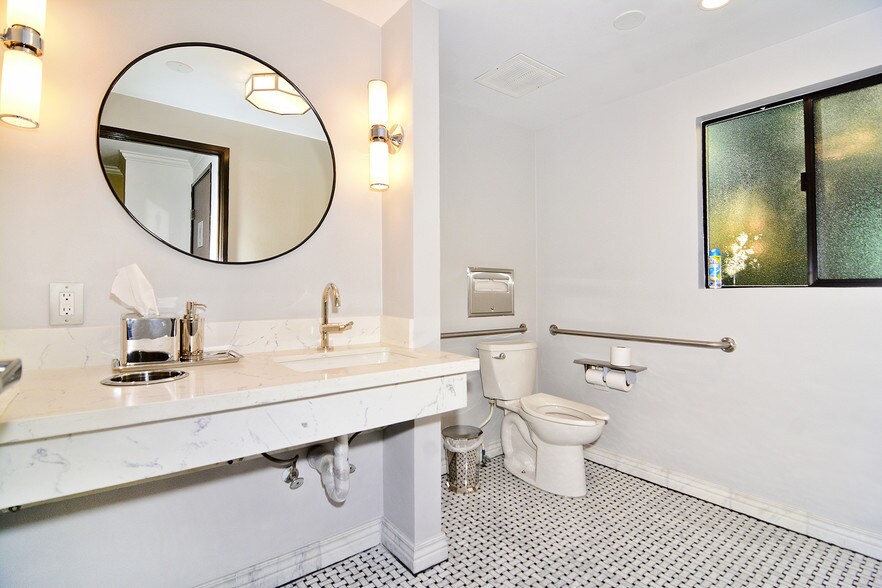 More Photos Of 8721 W Sunset Blvd, West Hollywood Office For Lease