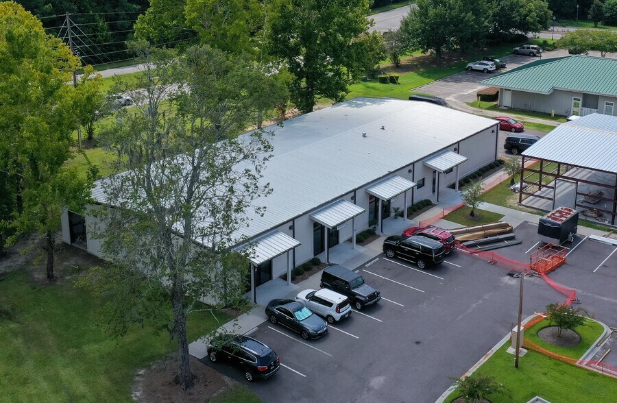 More Photos Of 63 Schinger Ave, Ridgeland Light Distribution For Lease