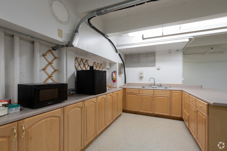More Photos Of 1352 Lighthouse Ave, Pacific Grove Office For Lease