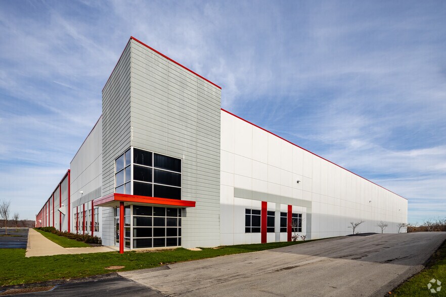 More Photos Of 2450 Sweeney Dr, Clinton Warehouse For Lease