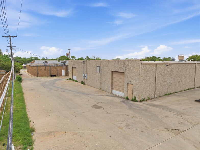 More Photos Of 3106-3108 Garden Brook Dr, Farmers Branch Distribution For Sale