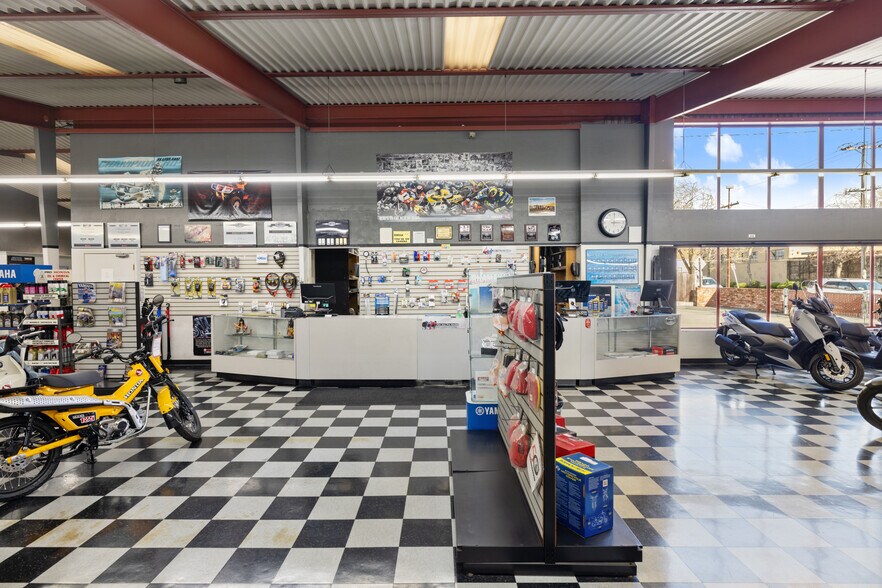 More Photos Of 735 Gilman St, Berkeley Showroom For Sale