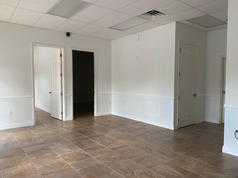 More Photos Of 2047-2071 Global Ct, Sarasota Warehouse For Lease
