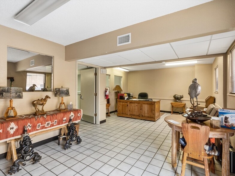 More Photos Of 102 S Main St, Cleburne Office For Sale