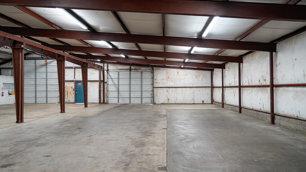 More Photos Of 823 W Broadway Ave, Fort Worth Warehouse For Lease