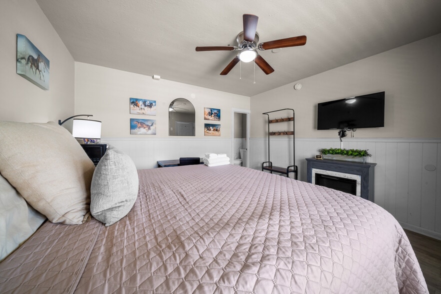 More Photos Of 215 S Pine Ave, Ocala Hotel For Sale