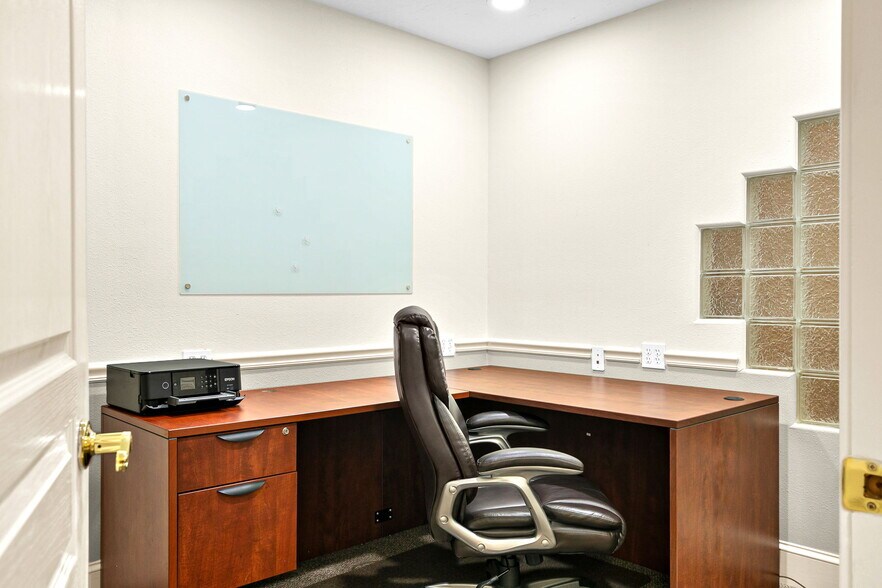 More Photos Of 525 8th St W, Bradenton Office For Sale