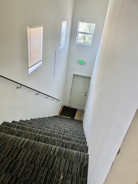 More Photos Of 827 E Jefferson Blvd, Los Angeles Light Manufacturing For Lease