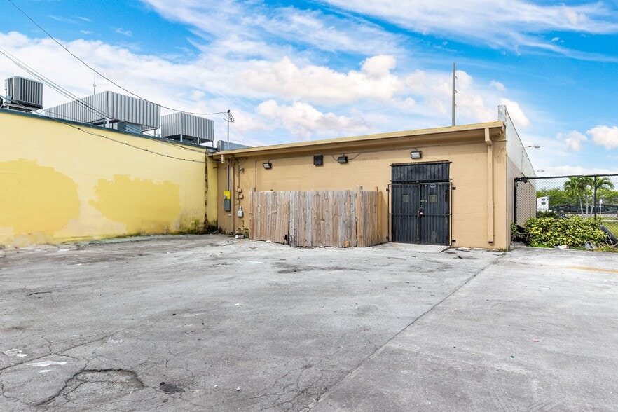 More Photos Of 811 S 21st Ave, Hollywood Freestanding For Lease