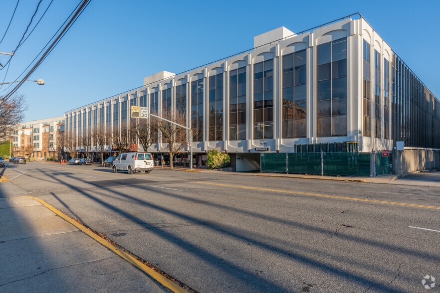 More Photos Of 98 Cuttermill Rd, Great Neck Office For Lease