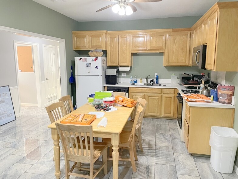 More Photos Of 132 W McLeroy Blvd, Saginaw Warehouse For Sale