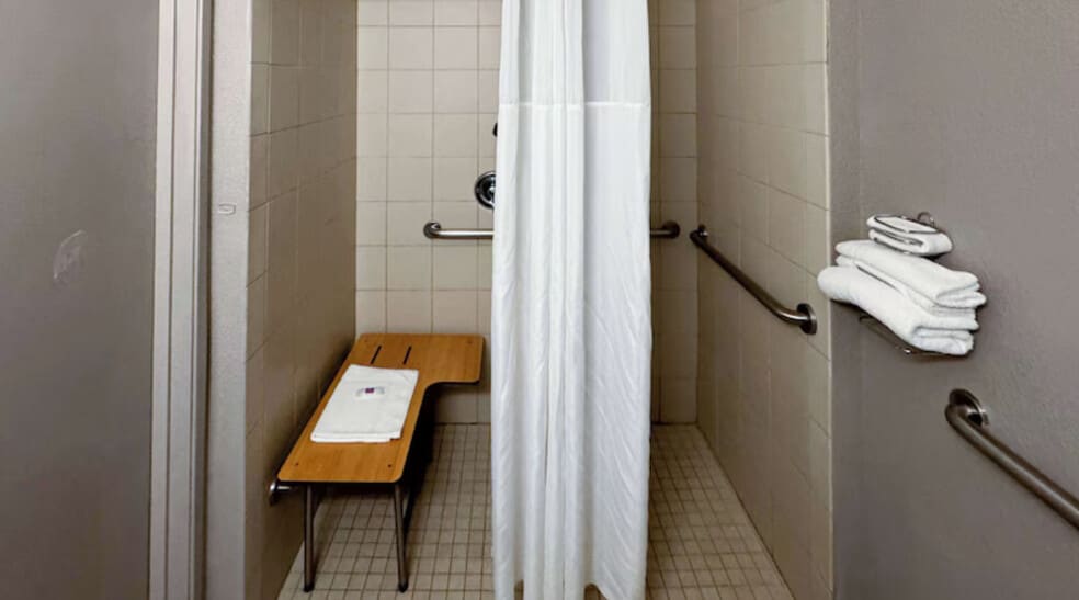 More Photos Of 1535 W Milwaukee Ave, Glenview Hotel For Sale