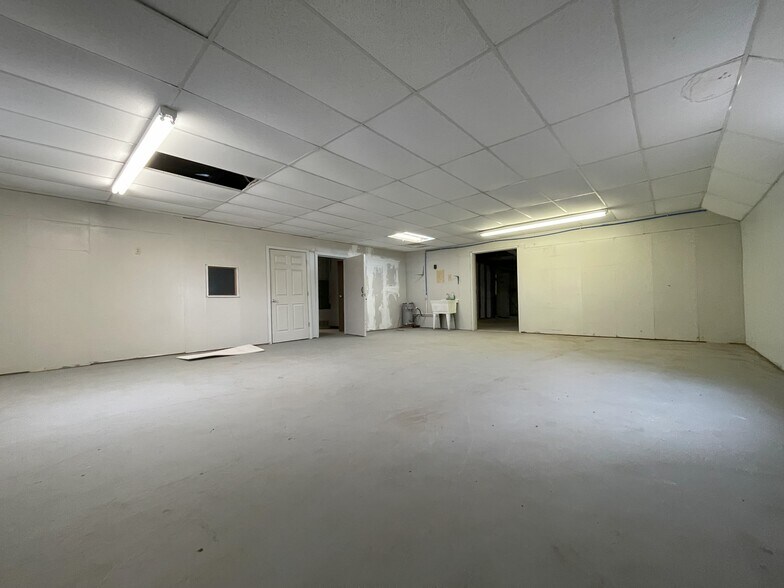 More Photos Of 4109 N Parkdale Ln, Denison Flex For Lease