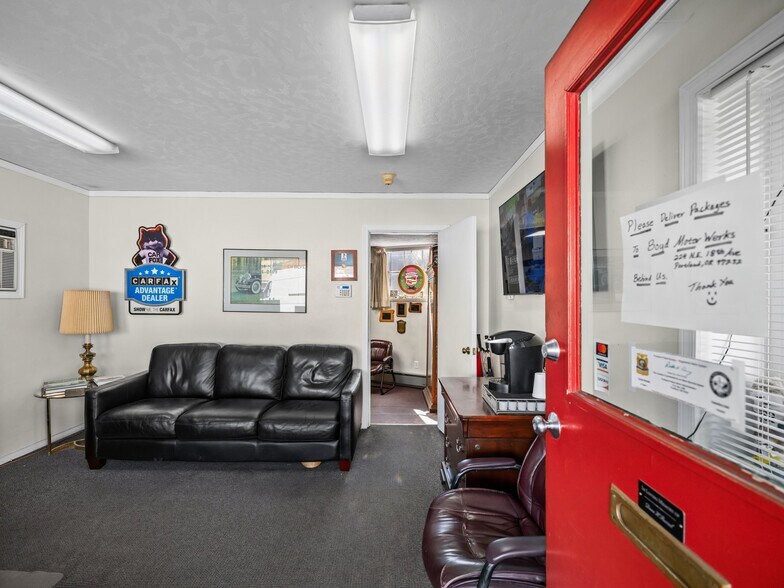 More Photos Of 1840 NE Sandy Blvd, Portland Auto Dealership For Sale