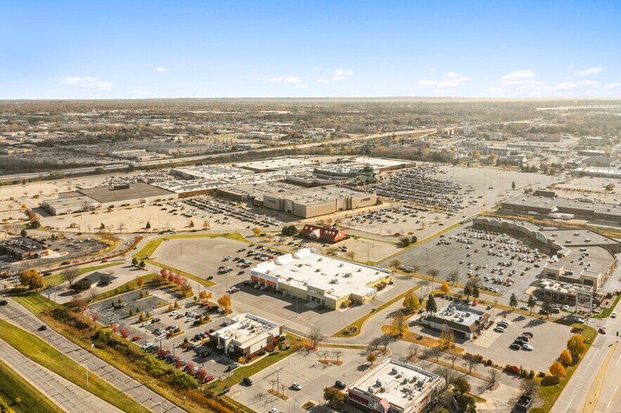 More Photos Of 4411 W Wisconsin Ave, Appleton Freestanding For Sale