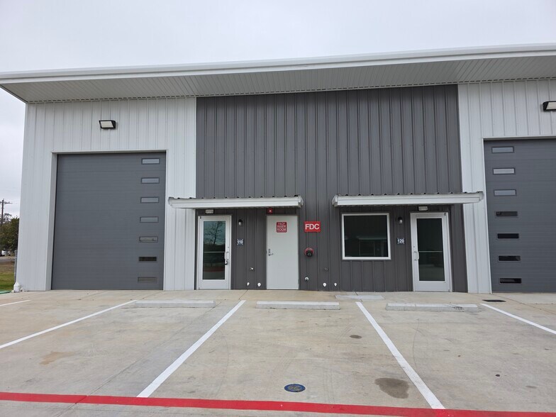 More Photos Of 1304 Leander Dr, Leander Warehouse For Lease