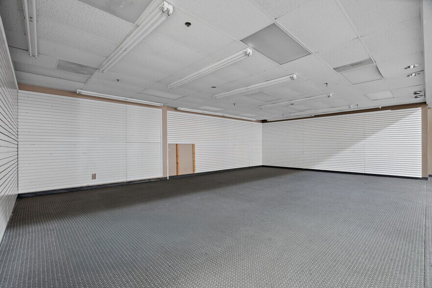 More Photos Of 15201-15207 Midway Rd, Addison Distribution For Lease