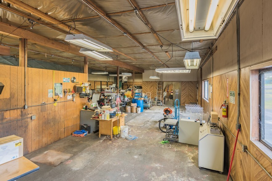 More Photos Of 941 SW Alder St, Dundee Warehouse For Sale
