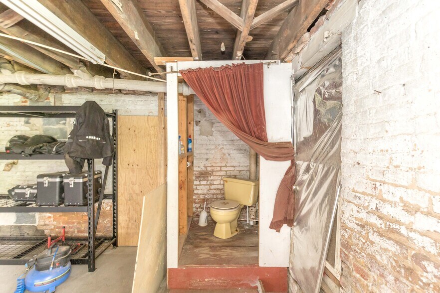 More Photos Of 1340 W Main St, Wytheville Loft Creative Space For Sale