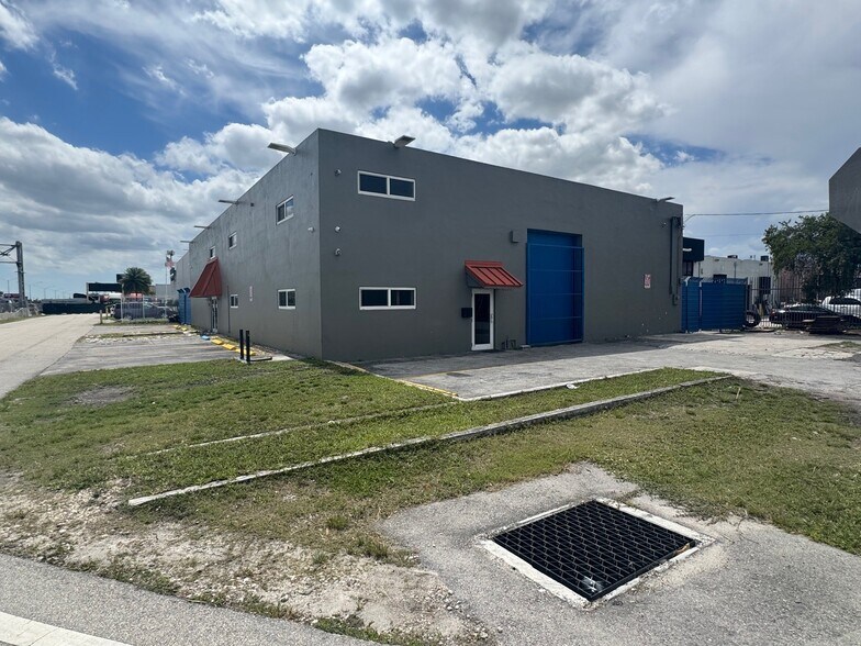 More Photos Of 5280 NW 77th Ct, Doral Warehouse For Lease