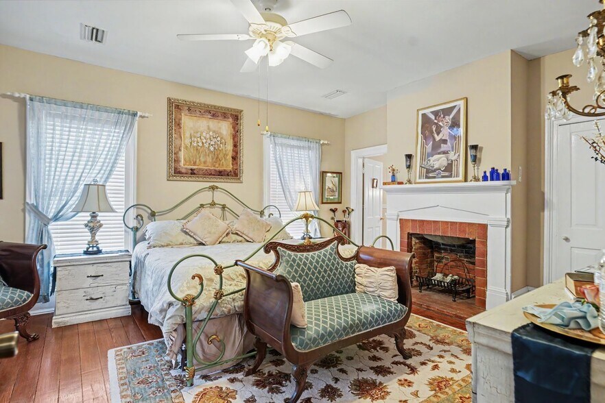 More Photos Of 209 Osborne St, Saint Marys Flex For Sale