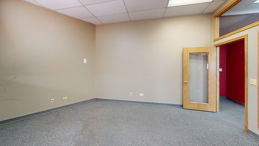 More Photos Of 920 Cedar Ave, St Charles Light Distribution For Lease