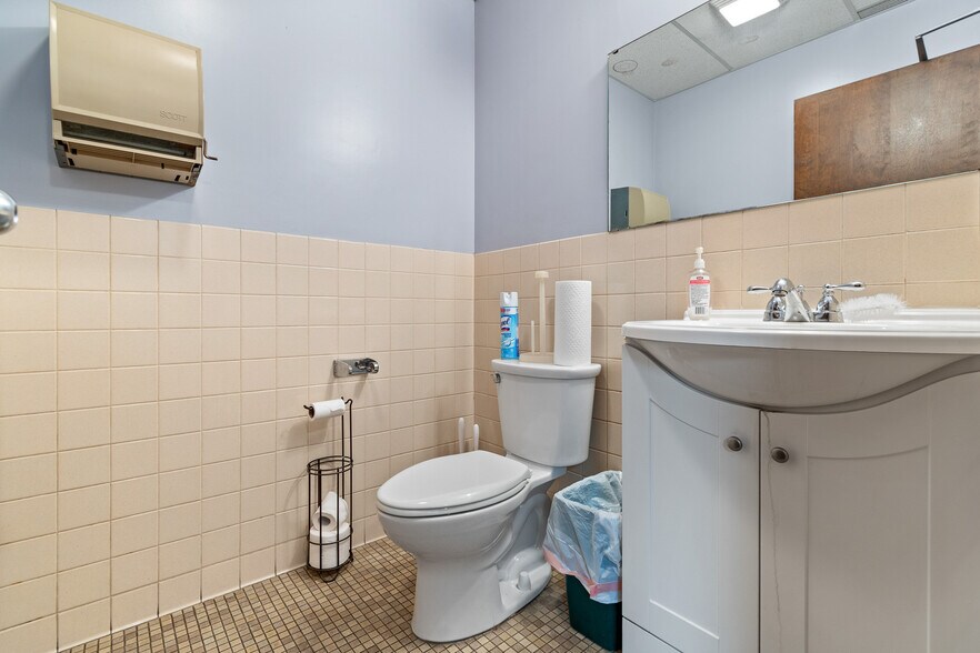 More Photos Of 60 Williams St, Grand River Warehouse For Sale