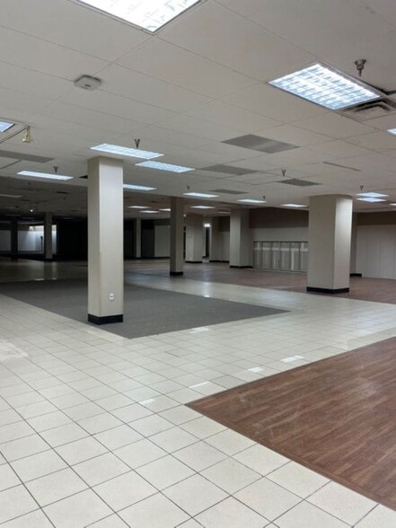 More Photos Of 1305 Airline Rd, Corpus Christi Department Store For Lease