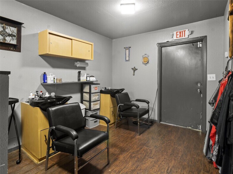 More Photos Of 208 W 1st Ave, Corsicana General Retail For Sale