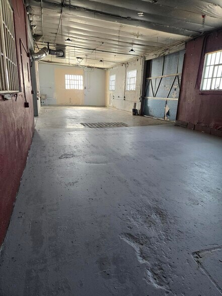 More Photos Of 2015 N Lincoln St, Burbank Manufacturing For Lease