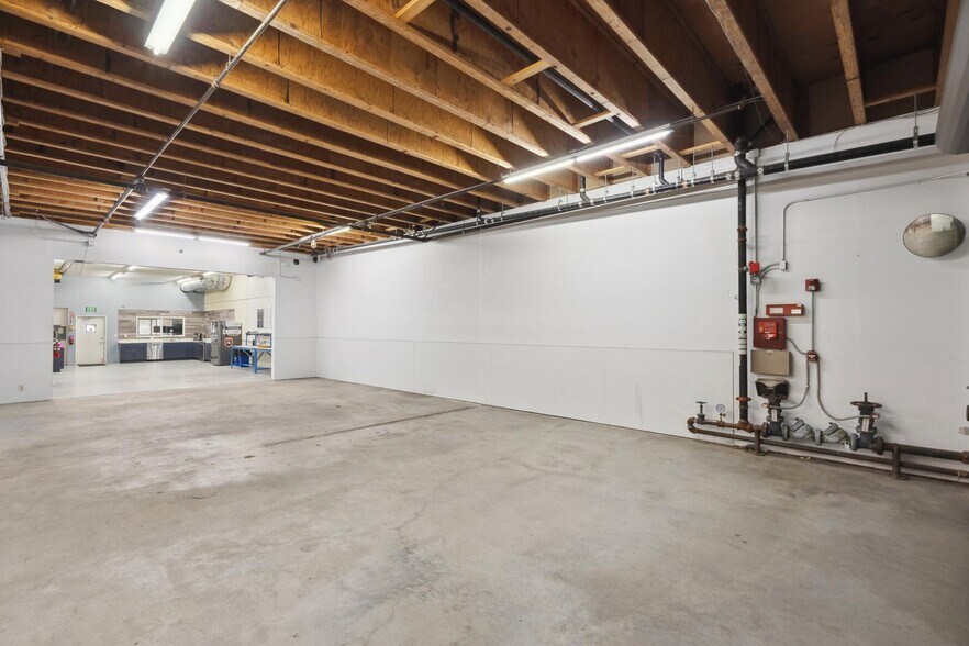 More Photos Of 917 N Amphlett Blvd, San Mateo Warehouse For Sale
