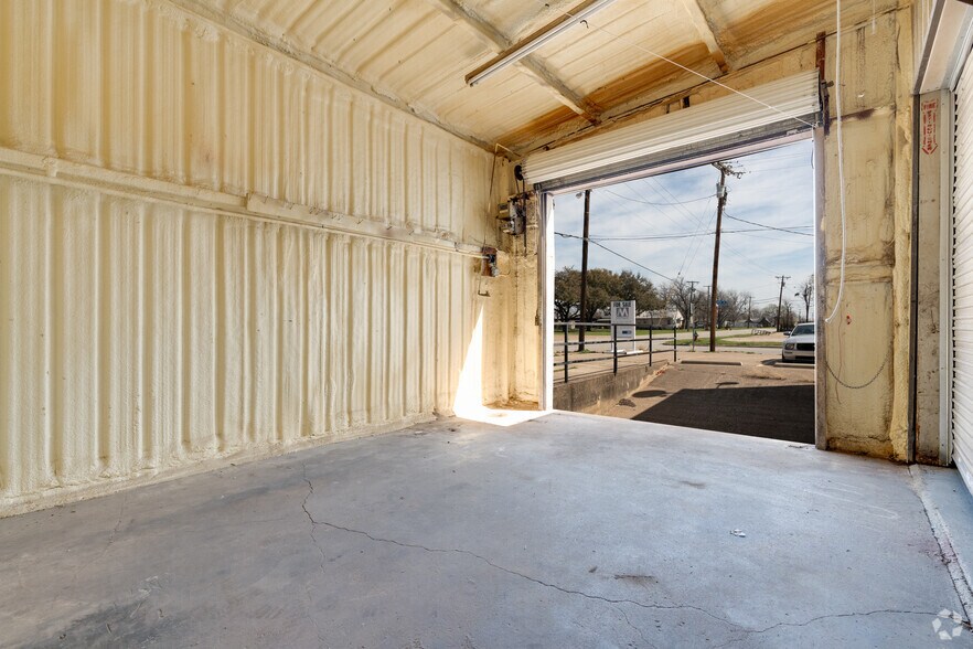 More Photos Of 2333-2337 Delante St, Haltom City Warehouse For Sale