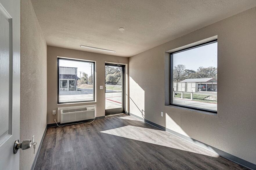 More Photos Of 6029 Conveyor Dr, Cleburne Warehouse For Lease