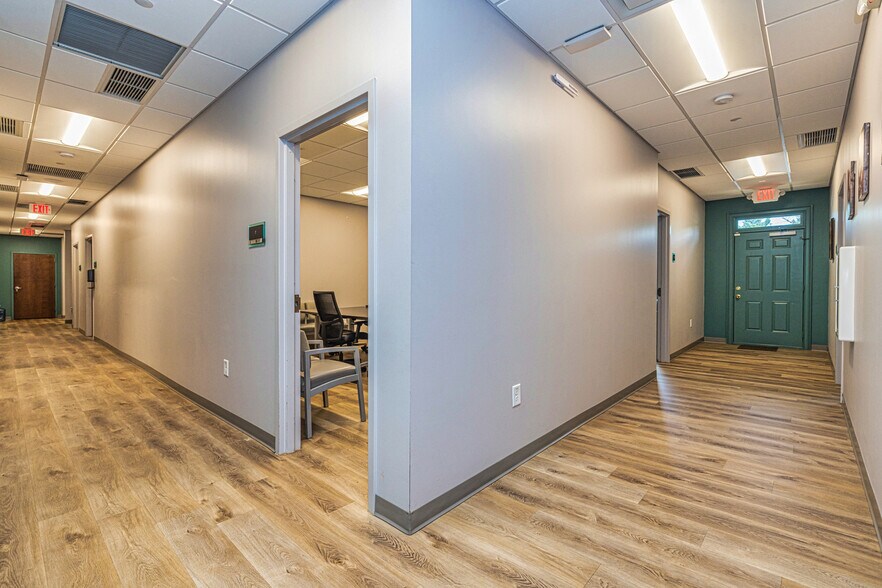 More Photos Of 117 Governors Sq, Fayetteville Medical For Lease