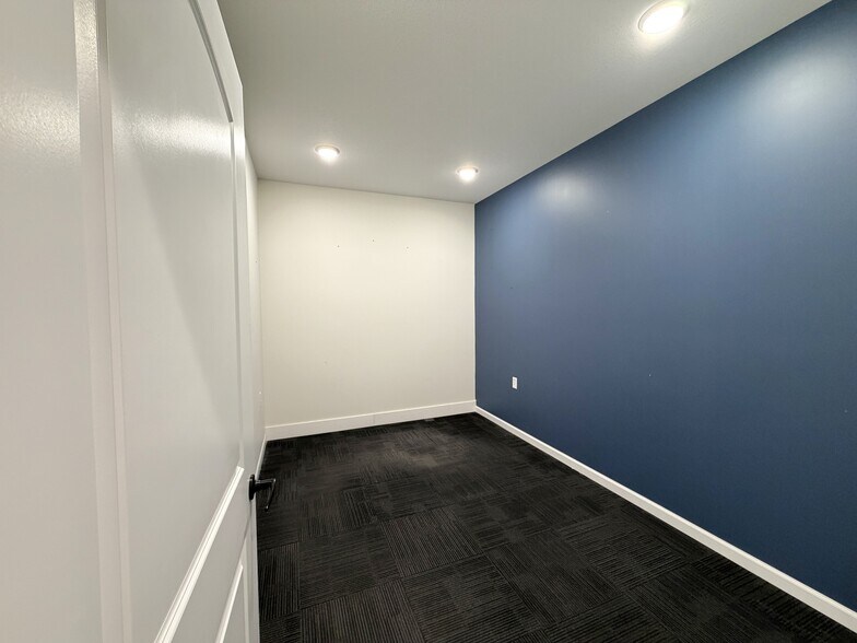 More Photos Of 309 Barclay Ave, Pine River Office For Sale