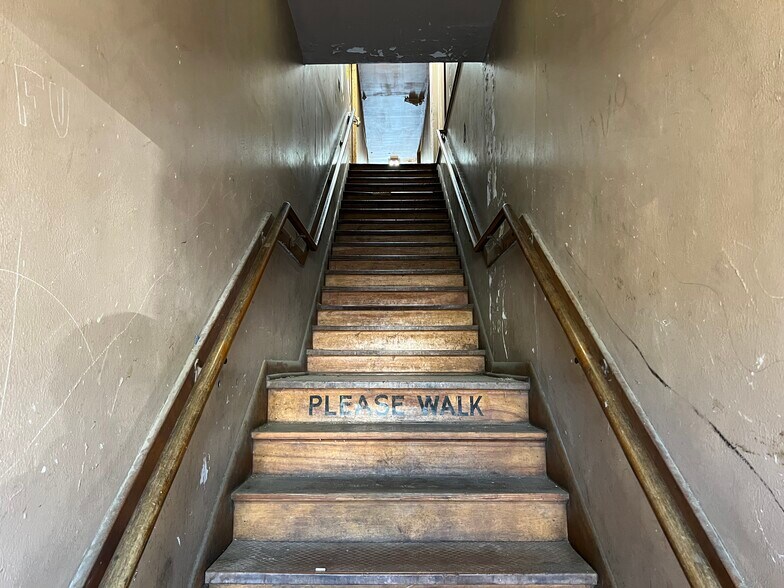 More Photos Of 824 20th St, Huntington General Retail For Sale