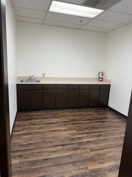 More Photos Of 2400 Lakeview Dr, Amarillo Office For Sale