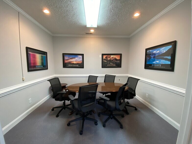 More Photos Of 2944 Breezewood Ave, Fayetteville Office For Lease